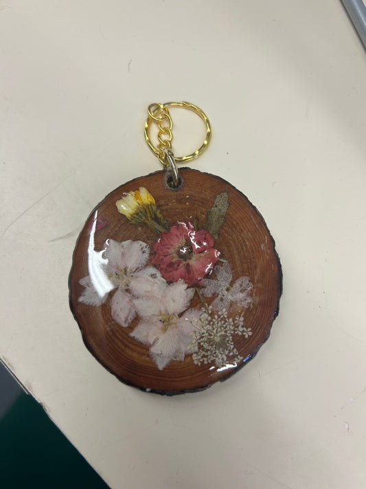 Key chain with flowers and resin